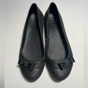 Crocs size 8 flats with cute bow detail - like new